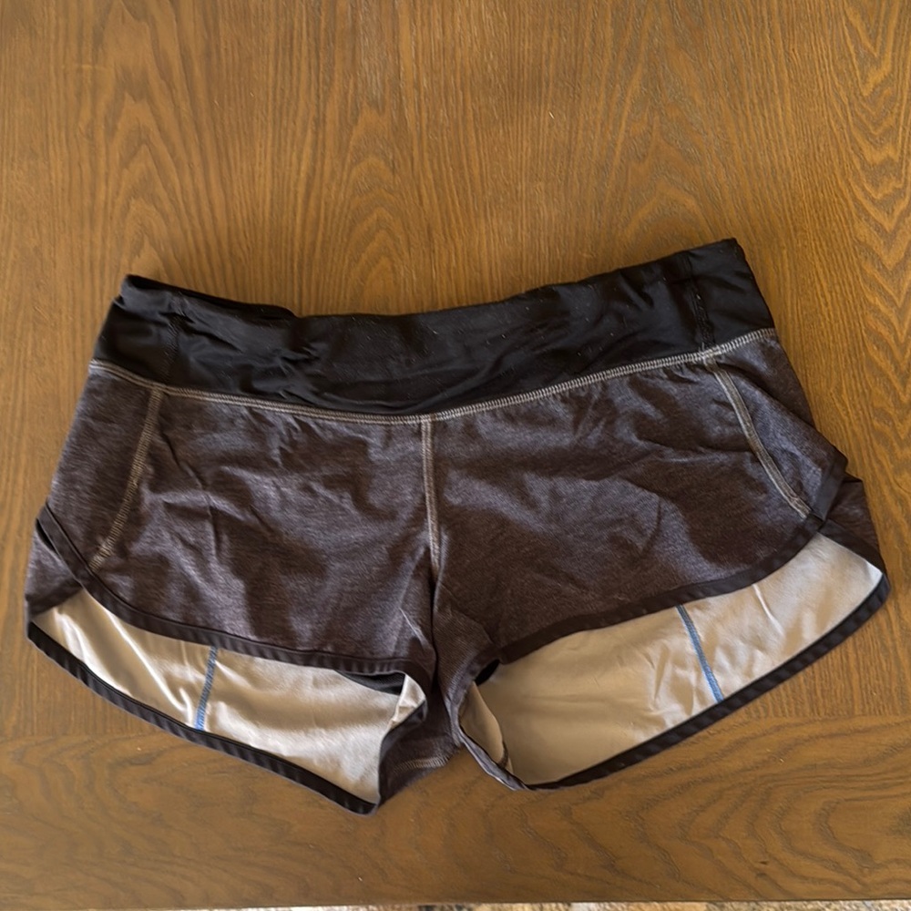 🍋Lululemon Women's Black and Gray 2.5” Shorts